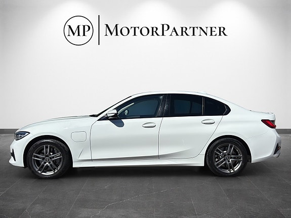 BMW 330e 4 of 5