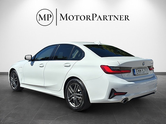 BMW 330e 5 of 5