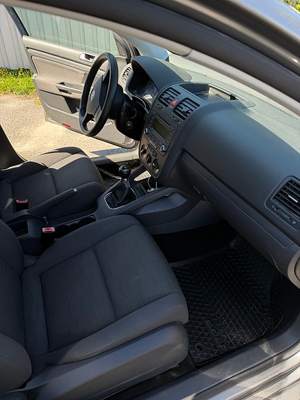 Volkswagen Golf V 2 of 11