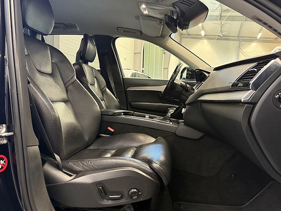 Volvo XC90 10 of 27