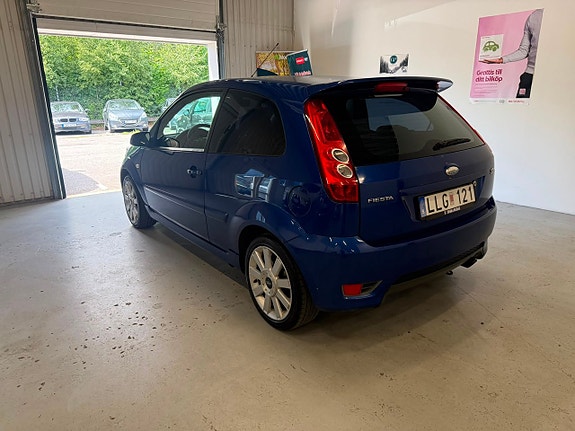 Ford Fiesta 4 of 5