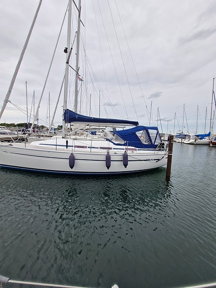 Bavaria 32  längd 10,30 bredd 3,35 djupgående 1,85 Blyköl vikt c:a 4500 årm.2003 3 of 5