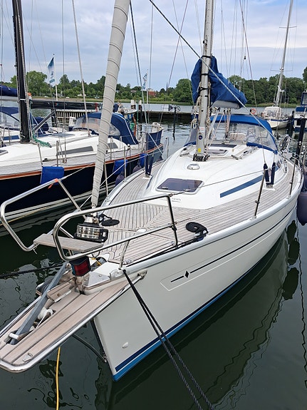 Bavaria 32  längd 10,30 bredd 3,35 djupgående 1,85 Blyköl vikt c:a 4500 årm.2003 2 of 5