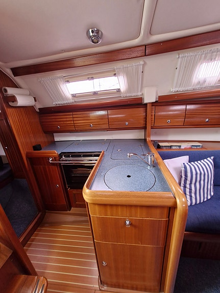Bavaria 32  längd 10,30 bredd 3,35 djupgående 1,85 Blyköl vikt c:a 4500 årm.2003 5 of 5