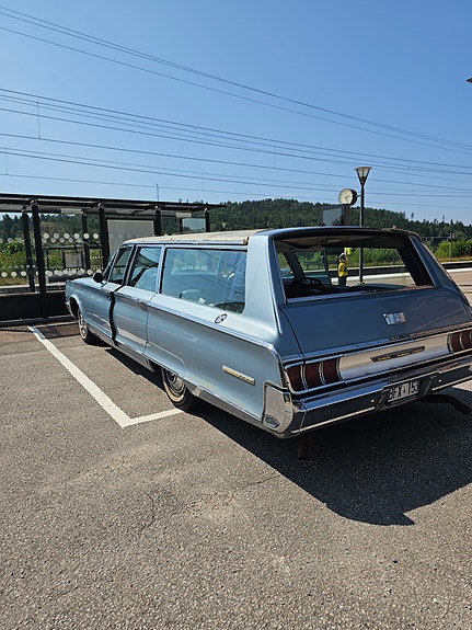 Chrysler Town & Country 4 of 5