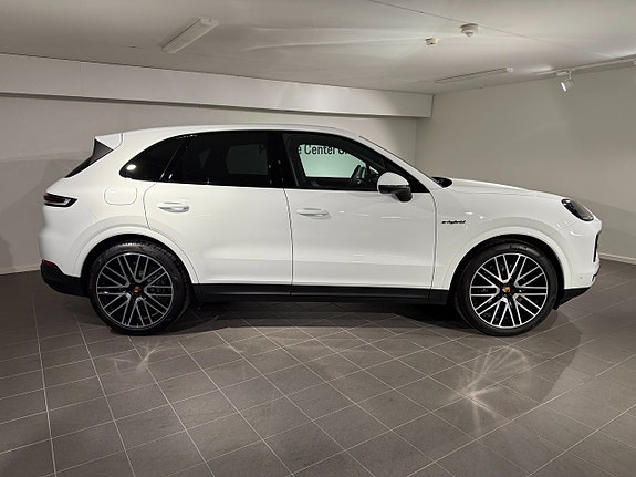 Porsche Cayenne 4 of 5