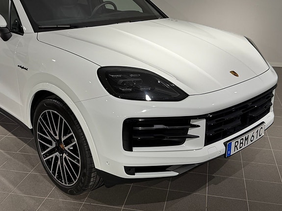 Porsche Cayenne 3 of 5