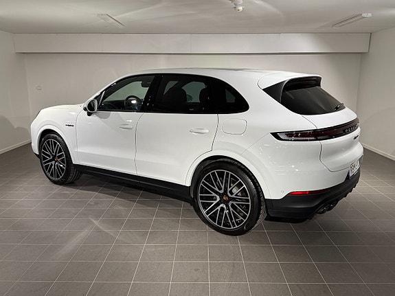 Porsche Cayenne 2 of 5