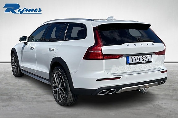 Volvo V60 Cross Country 3 of 5