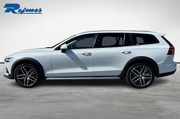 Volvo V60 Cross Country 2 of 5