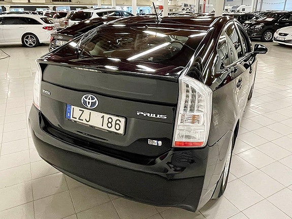 Toyota Prius 2 of 5