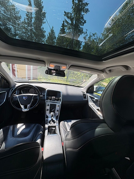 Volvo XC60 8 of 12