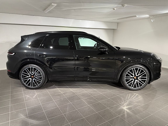 Porsche Cayenne 4 of 5