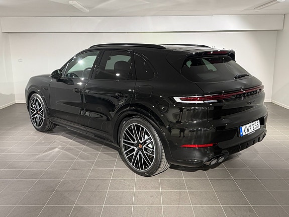 Porsche Cayenne 2 of 5