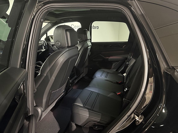 Porsche Cayenne 10 of 12