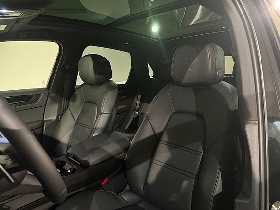 Porsche Cayenne 9 of 12