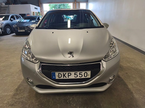 Peugeot 208 2 of 5