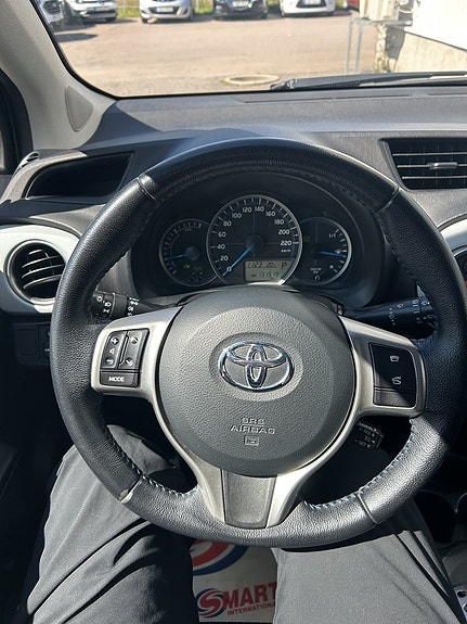 Toyota Yaris 9 of 17