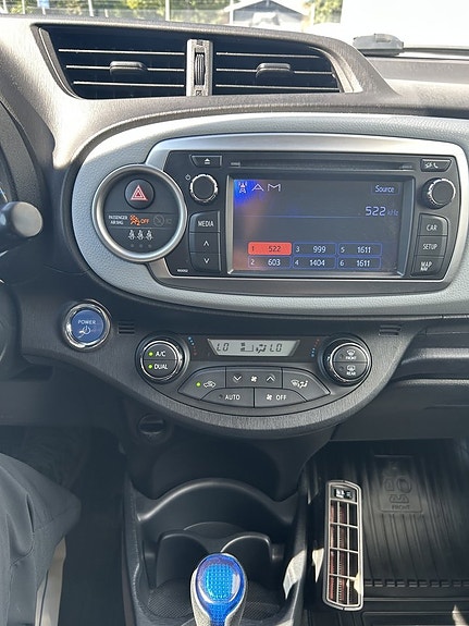 Toyota Yaris 13 of 17