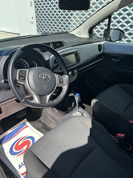 Toyota Yaris 8 of 17
