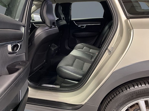 Volvo V90 Cross Country 8 of 11