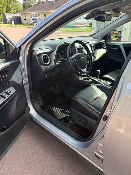Toyota RAV4 2 of 7