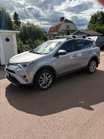 Toyota RAV4 3 of 7