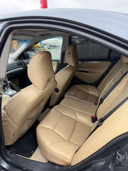 Volvo S60 2 of 5
