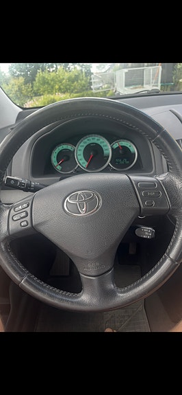Toyota Corolla Verso 2 of 5