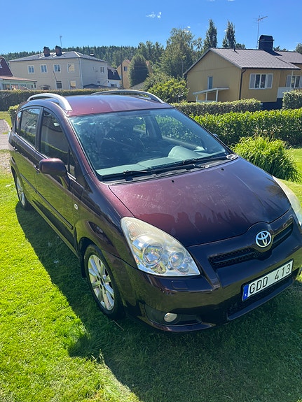 Toyota Corolla Verso 3 of 5