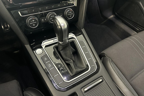 Volkswagen Passat Alltrack 28 of 30