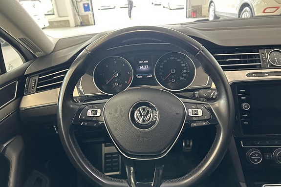 Volkswagen Passat Alltrack 12 of 30
