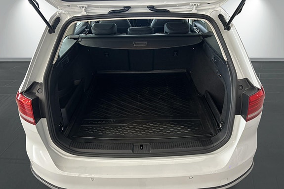 Volkswagen Passat Alltrack 17 of 30