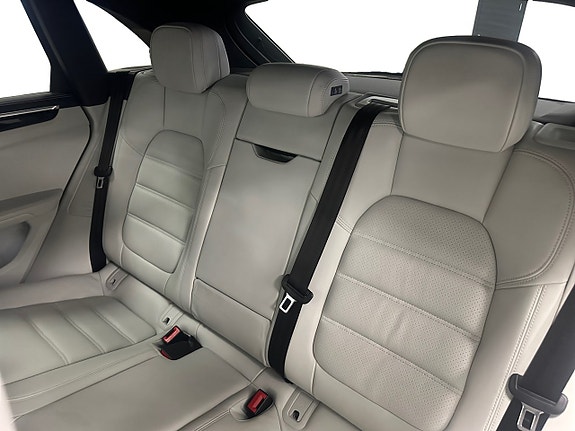 Porsche Macan GTS 14 of 17