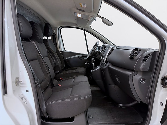 Nissan NV300 9 of 16