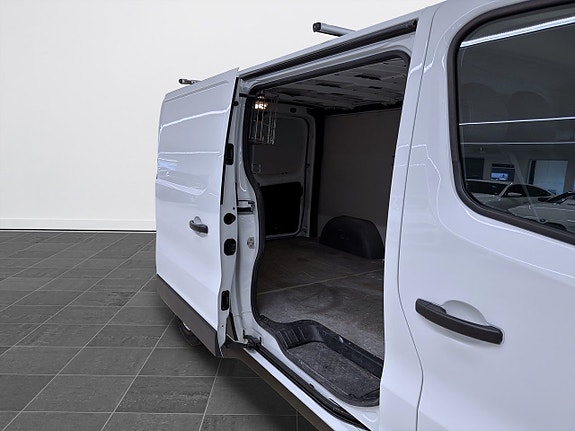 Nissan NV300 6 of 16