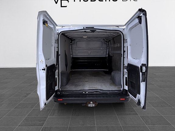 Nissan NV300 8 of 16