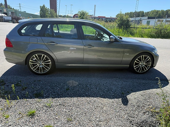 BMW 320d 4 of 5