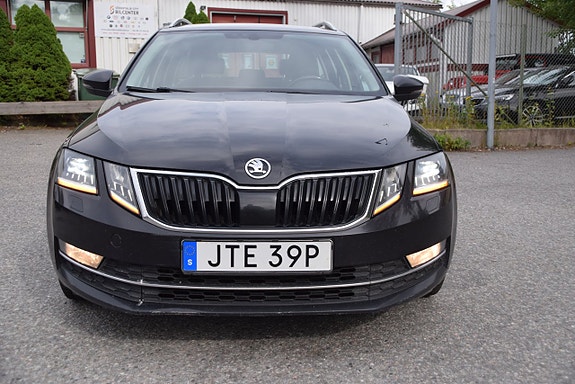 Skoda Octavia 2 of 5