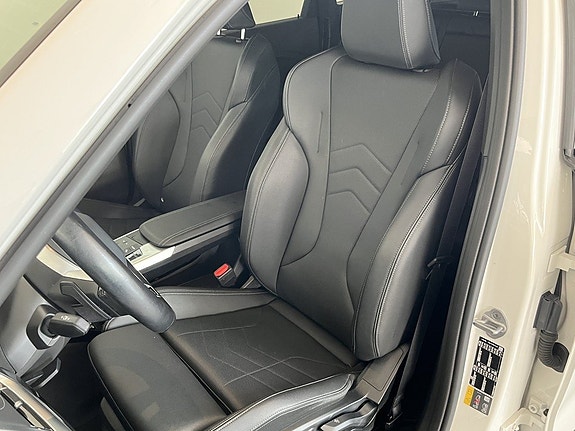 BMW iX1 7 of 15