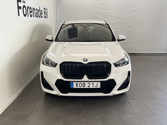 BMW iX1 2 of 5
