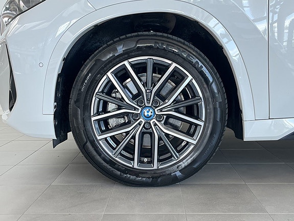 BMW iX1 4 of 5