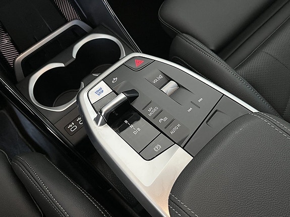 BMW iX1 8 of 15
