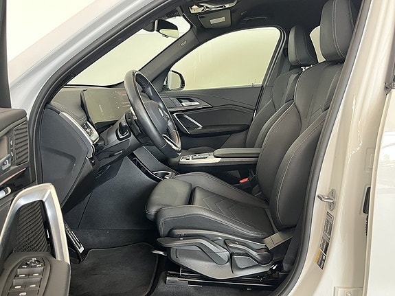 BMW iX1 6 of 15
