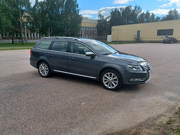 Volkswagen Passat Alltrack 2 of 5