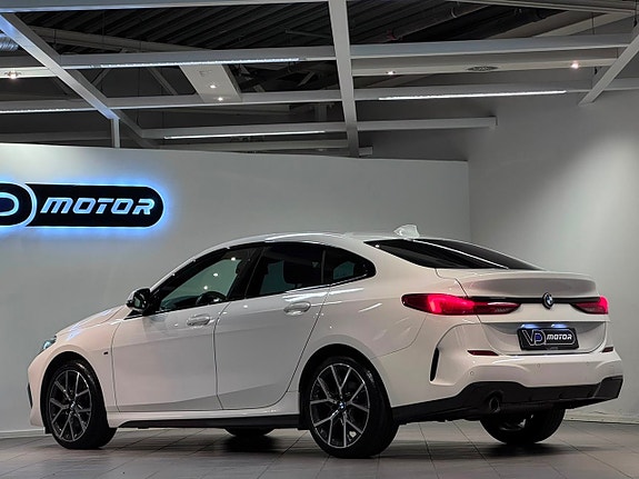 BMW 218i 3 of 5