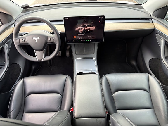Tesla Model Y 10 of 15