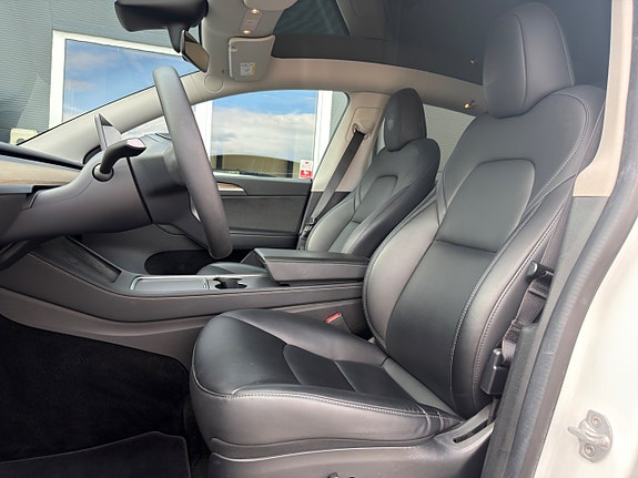 Tesla Model Y 8 of 15