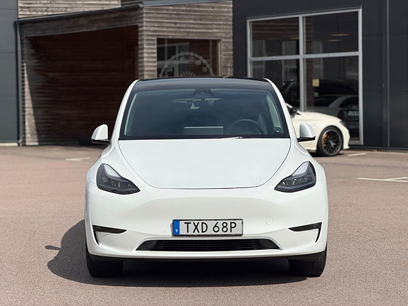 Tesla Model Y 3 of 5