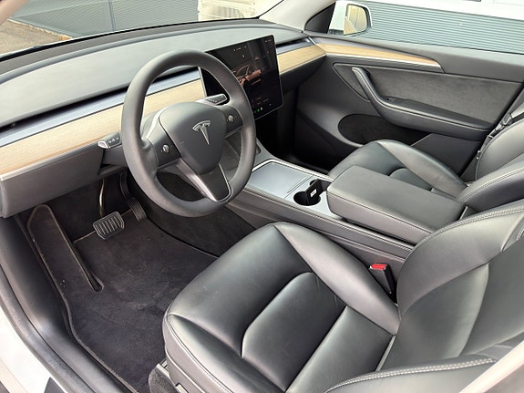 Tesla Model Y 7 of 15
